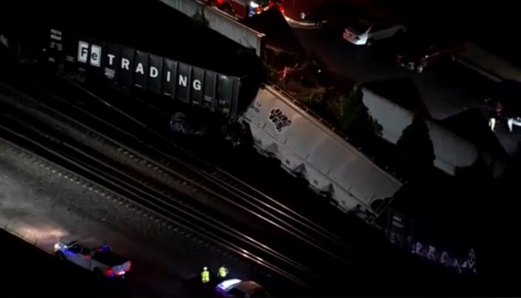 美国同日两列火车脱轨 事故频发何时休? 美国同日两列火车脱轨 事故频发何时休?