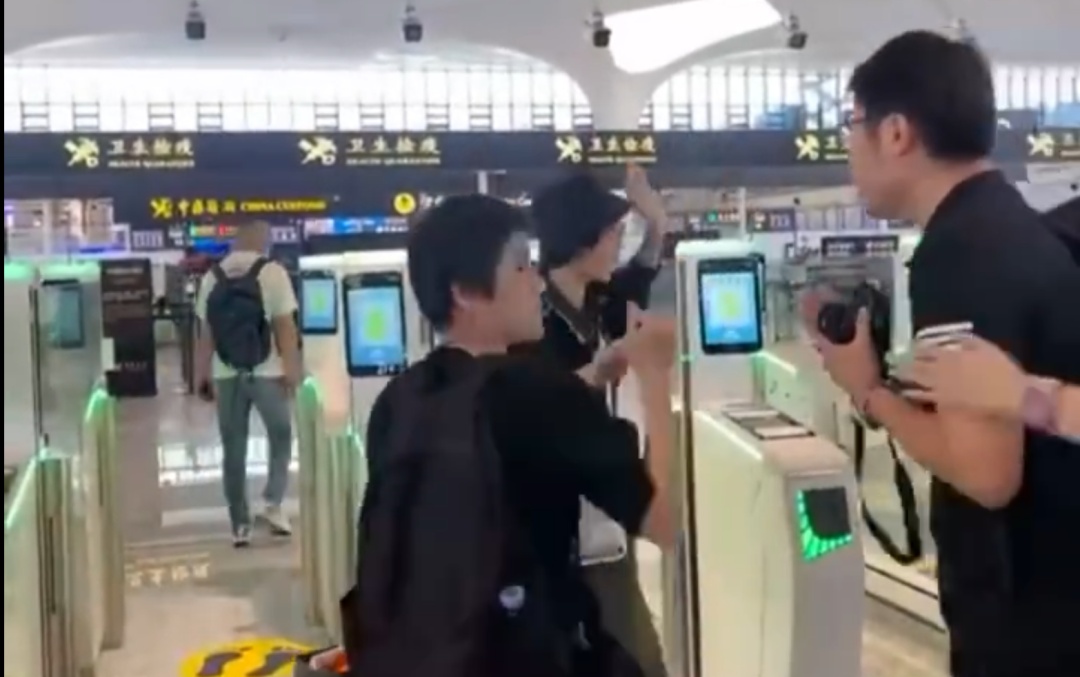 61岁叶童在机场被吓懵！有人突然冲出来...