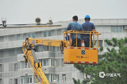 北京体感温度已超40℃湿热交蒸 北京“桑拿天”持续 北京体感温度已超40℃湿热交蒸 北京“桑拿天”持续