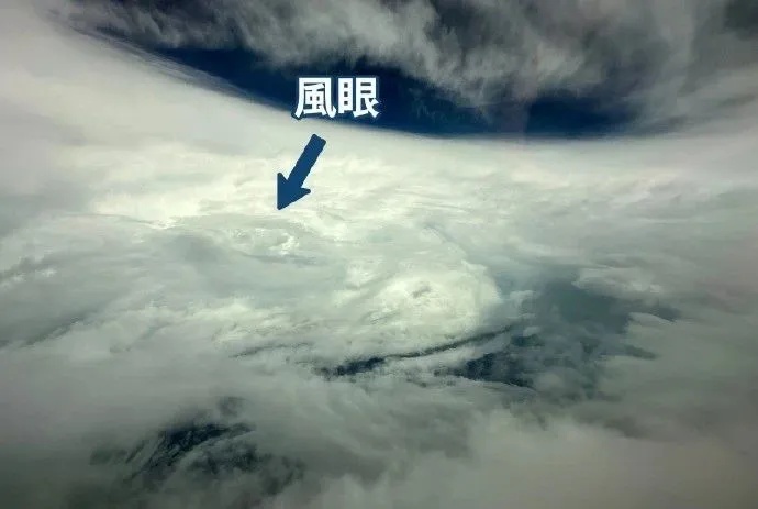 无人机钻进台风“派比安”体内,带回气象数据 无人机钻进台风“派比安”体内,带回气象数据