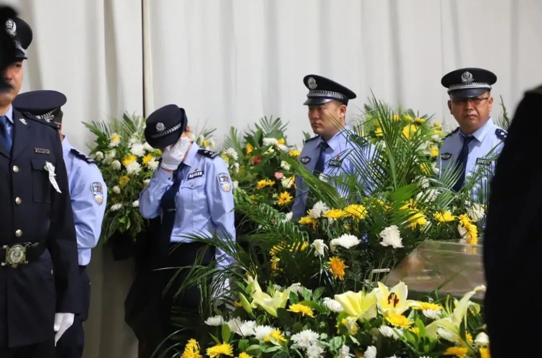 痛别！公安局局长带队抓捕嫌疑人因公殉职