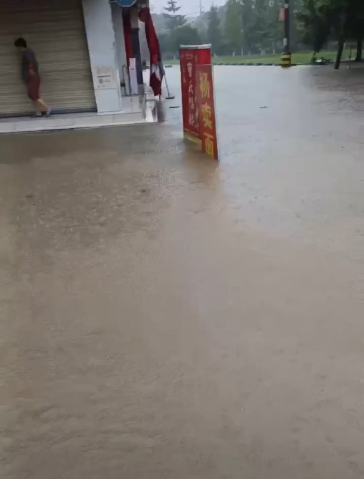 都江堰突降暴雨多个景区关闭，外江提闸再现“鱼嘴分流”