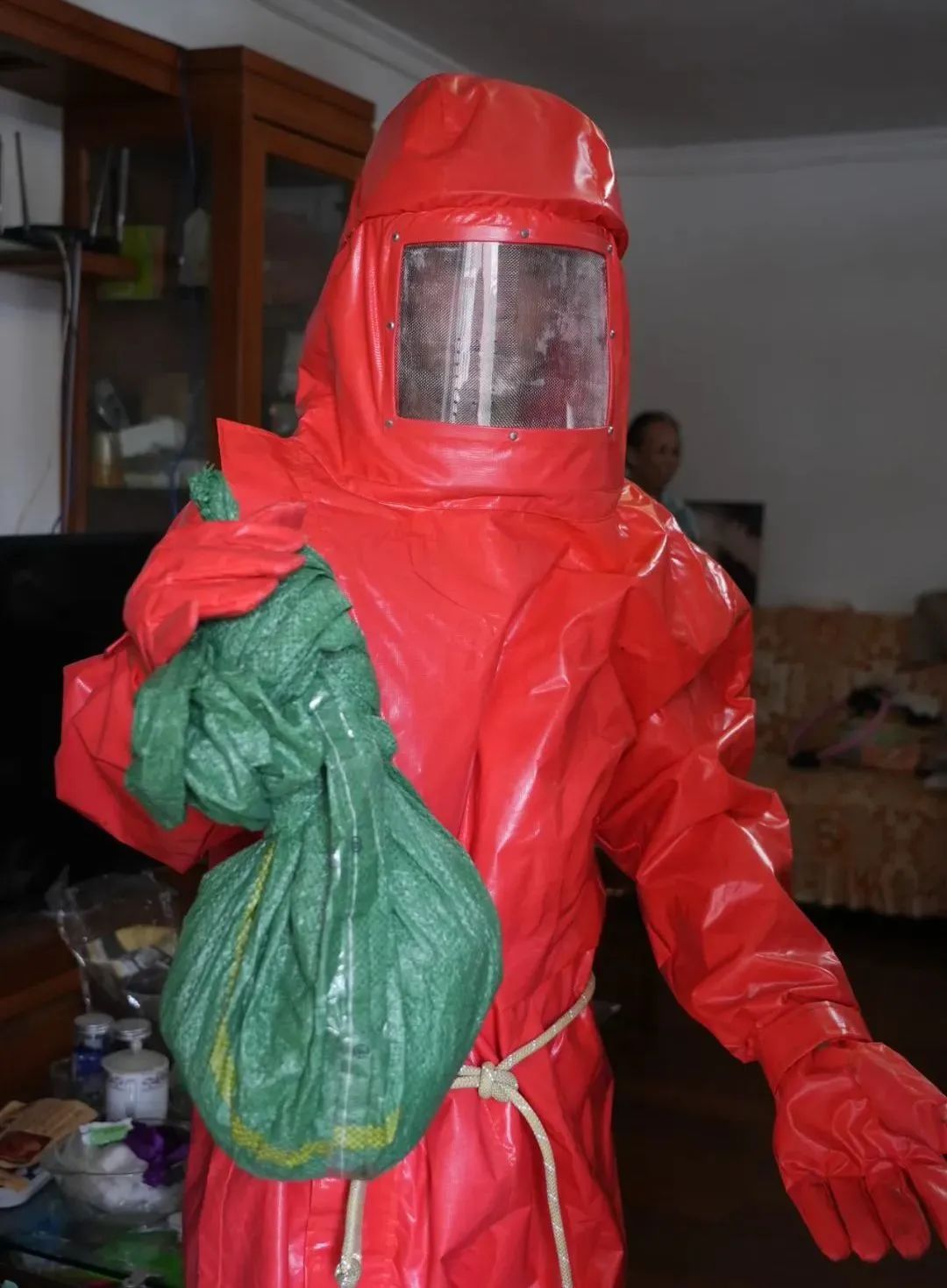 窗外密密麻麻，已进入高发季……千万别去碰！