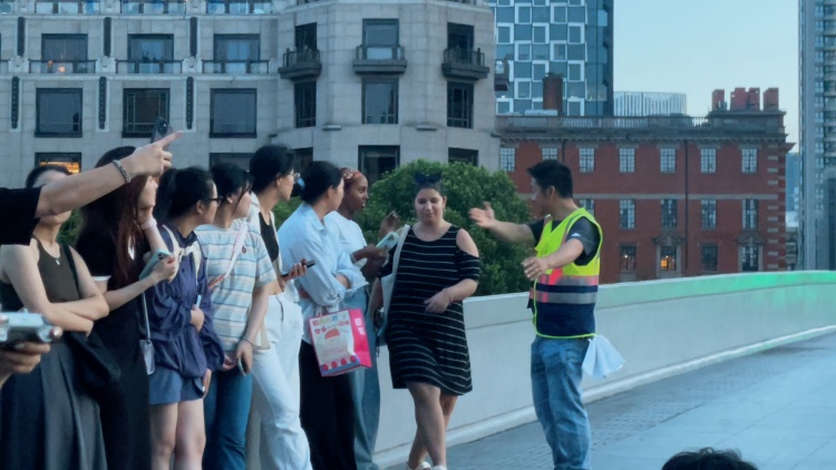 凌晨4点，上海市区这座桥上已挤满人！警戒线都拉上了