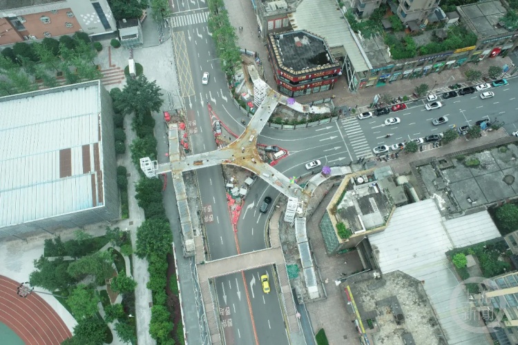 Y、O、S!重庆一批“凹造型”的人行天桥将上线 Y、O、S!重庆一批“凹造型”的人行天桥将上线