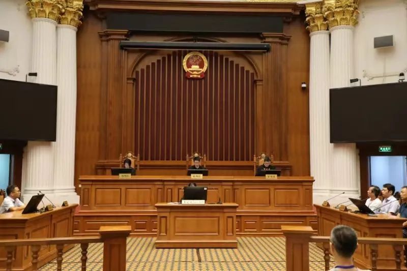 “男子打球被猫绊倒投喂者判赔24万”再审宣判！法院改判球馆承担主要责任