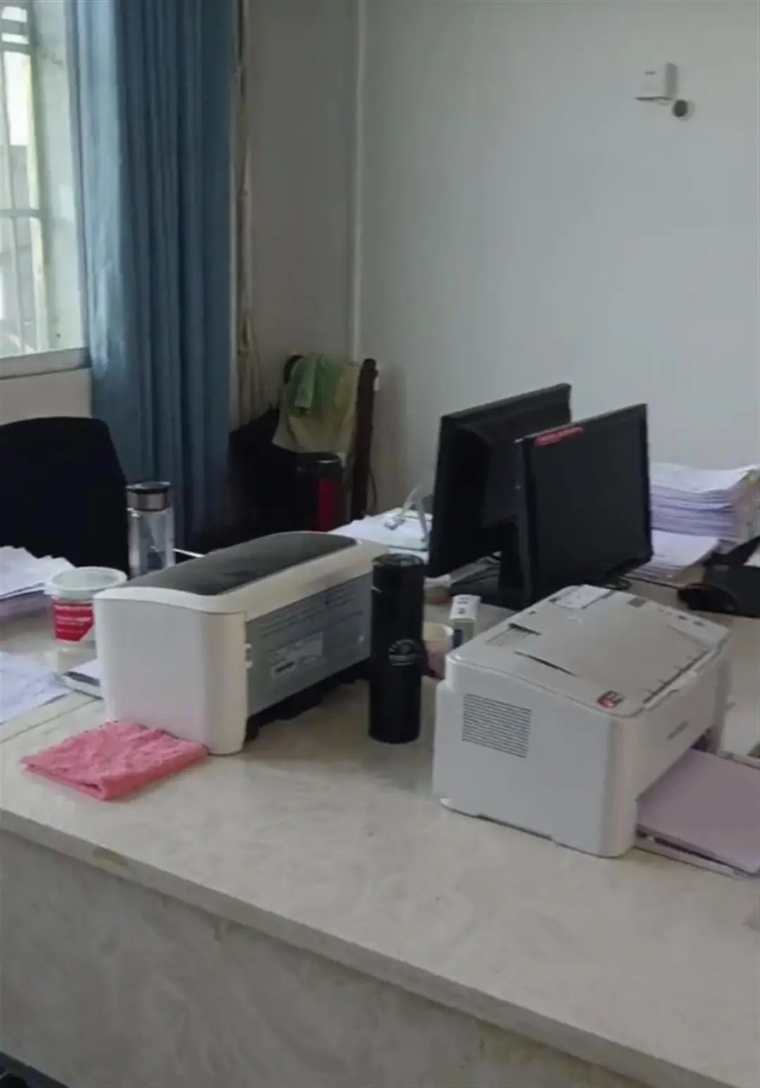 上班时间政府办事大厅8个工位仅1人在岗？已进入问责程序