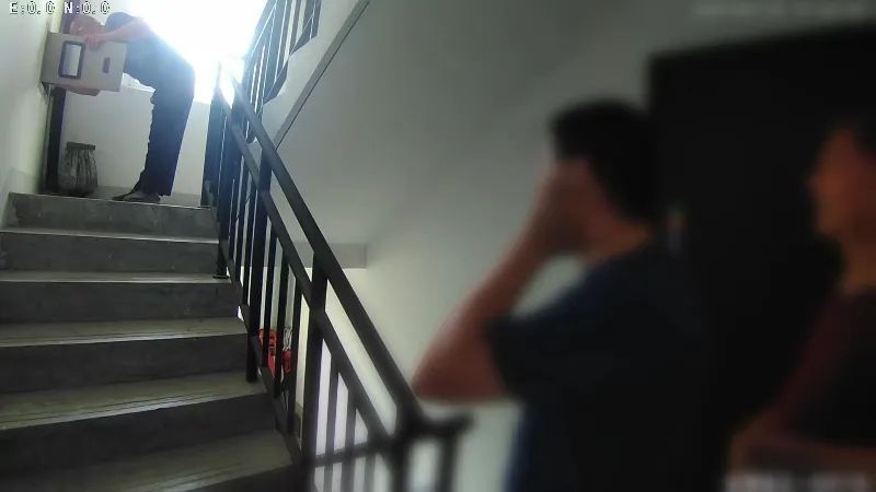 夜半诡异噪声激怒邻居“敲锅砸墙”，民警一查，原因竟是……