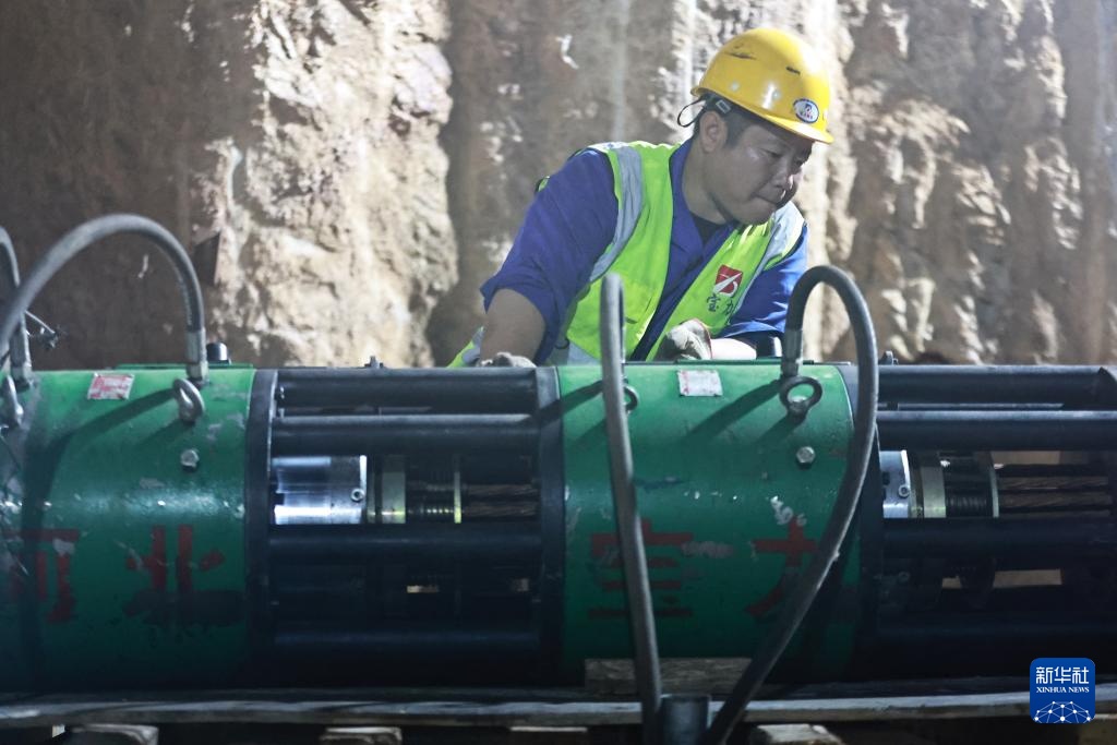 京哈高速公路万吨公铁立交桥成功转体 京哈高速公路万吨公铁立交桥成功转体