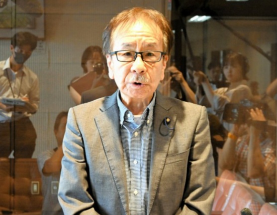 在议会玩手游被旁听小学生发现写进作文,一日本地方议员辞职 在议会玩手游被旁听小学生发现写进作文,一日本地方议员辞职