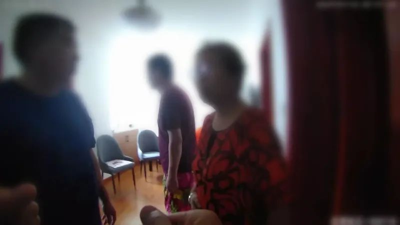 夜半诡异噪声激怒邻居“敲锅砸墙”，民警一查，原因竟是……