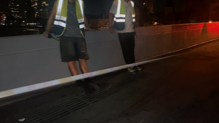 凌晨4点，上海市区这座桥上已挤满人！警戒线都拉上了