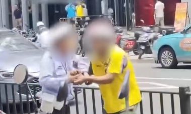 “辅警抢外卖员手机车钥匙被扳倒”？警方通报→