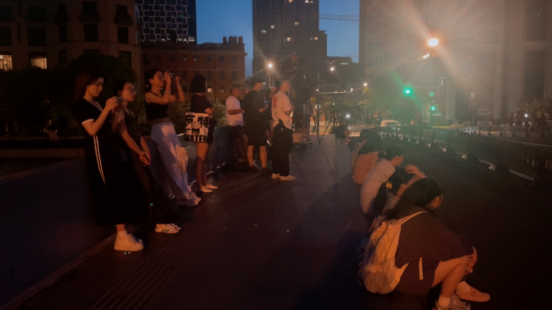 凌晨4点，上海市区这座桥上已挤满人！警戒线都拉上了