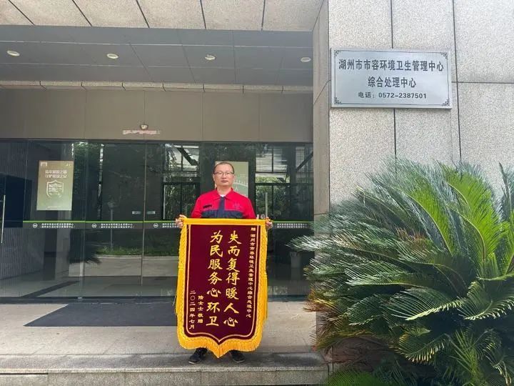 高温下，环卫工人们在垃圾堆里翻找了2小时，只为……