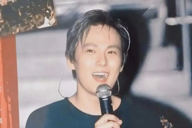 太意外！知名男歌手带着“白月光”现身上海！他被称“隐形富豪”，好感度拉满→