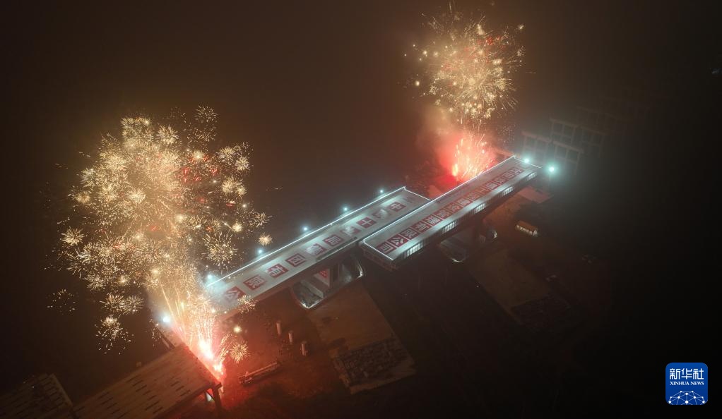 京哈高速公路万吨公铁立交桥成功转体 京哈高速公路万吨公铁立交桥成功转体