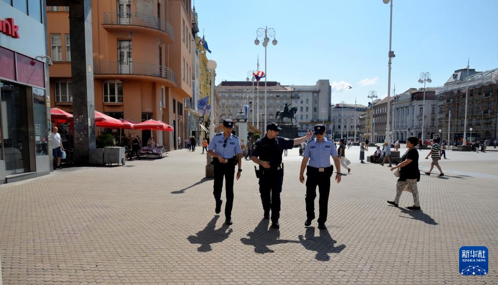 中国和克罗地亚警察在克罗地亚首都萨格勒布进行联合巡逻 中国和克罗地亚警察在克罗地亚首都萨格勒布进行联合巡逻