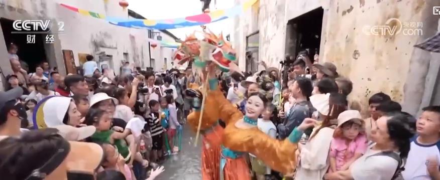 高温天气带热“清凉经济” 各地花式“降温”引客流