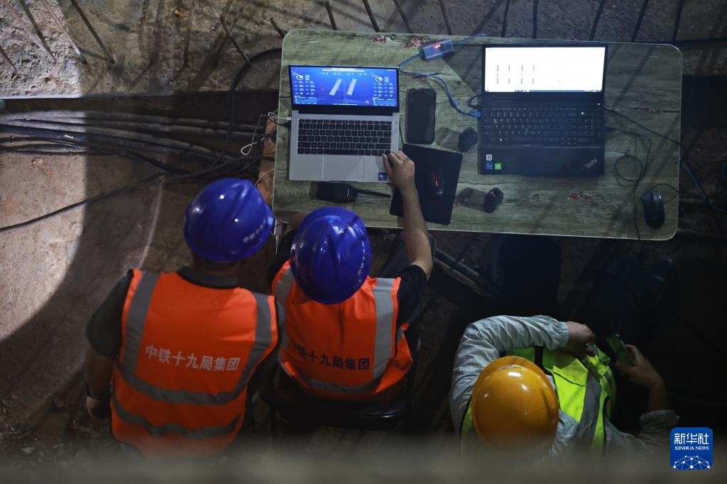 京哈高速公路万吨公铁立交桥成功转体 京哈高速公路万吨公铁立交桥成功转体