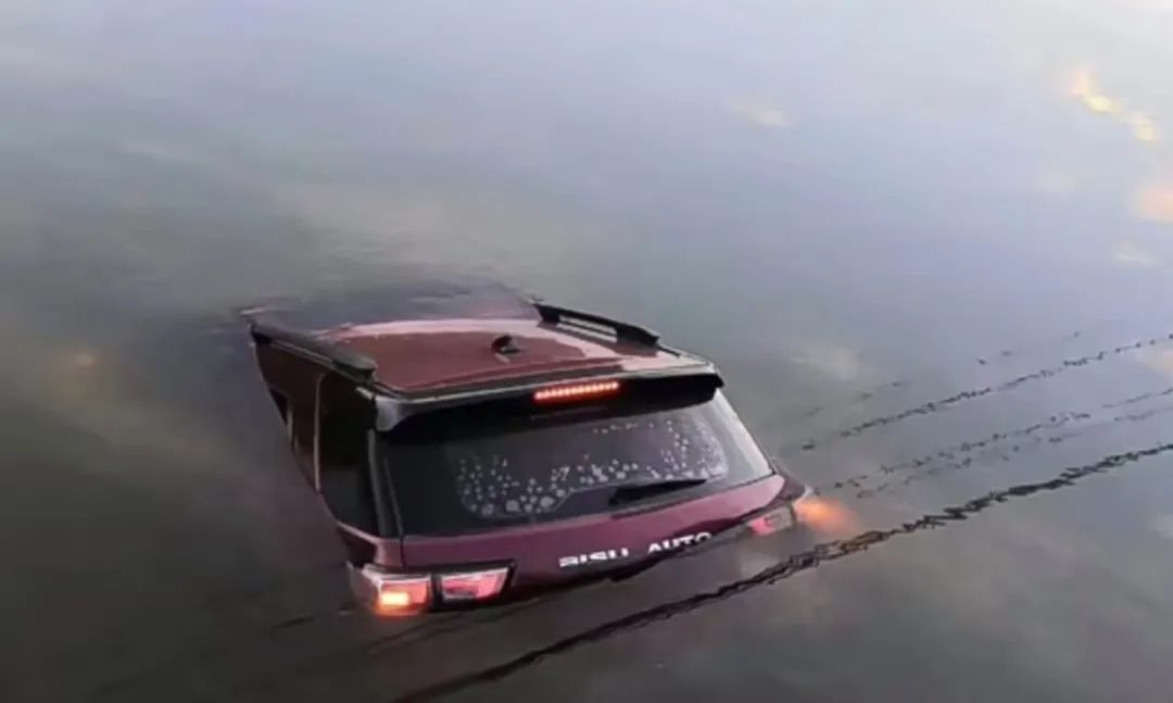 女子25年间两次落水,被同一人救起!网友:感觉有前世今生 女子25年间两次落水,被同一人救起!网友:感觉有前世今生