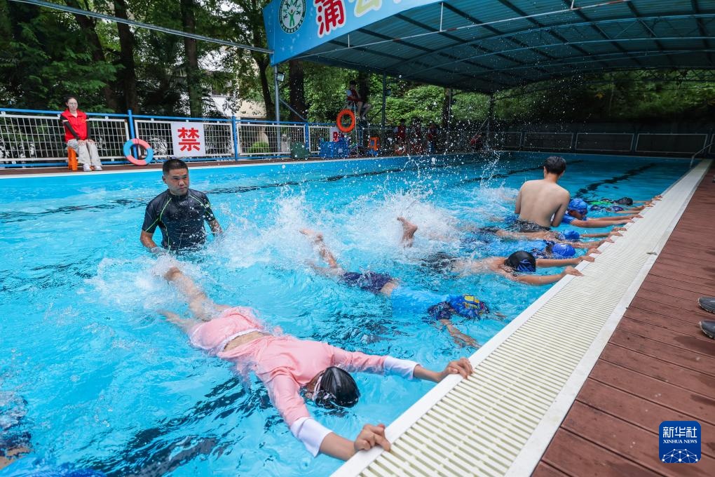 “世界防溺水日”爱心公益游泳班护航暑期安全