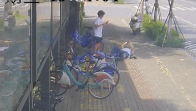 这个19岁的帅小伙，冲上热搜！