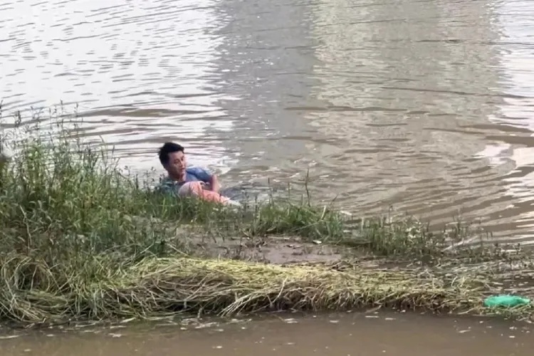 跑完五千米再游一百米 “蓝衣大哥”你这纵身一跃真帅