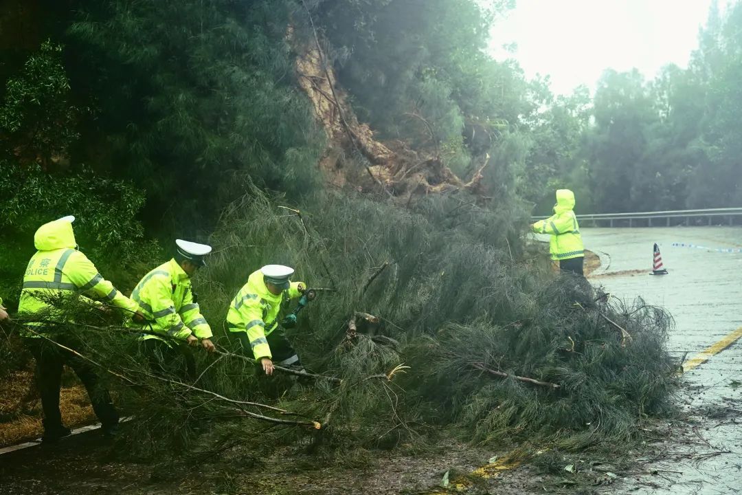 “格美”逼近！福建公安战台风抗暴雨