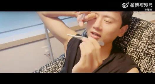 用镊子拔出卡喉的鱼刺,张杰这个操作冲上热搜!适合所有人吗? 用镊子拔出卡喉的鱼刺,张杰这个操作冲上热搜!适合所有人吗?