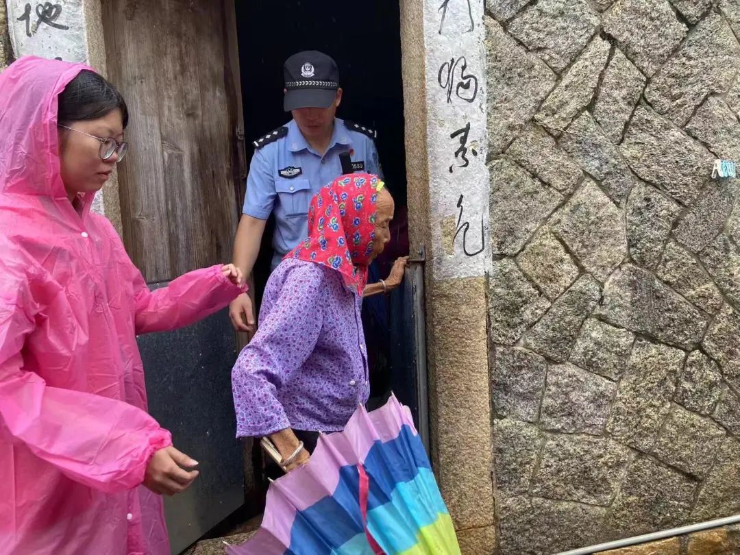 “格美”逼近！福建公安战台风抗暴雨