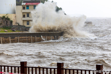 “格美”即将二次登陆，浙江温岭沿海掀起数十米巨浪