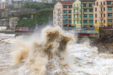 “格美”即将二次登陆，浙江温岭沿海掀起数十米巨浪
