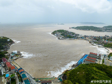 “格美”即将二次登陆，浙江温岭沿海掀起数十米巨浪