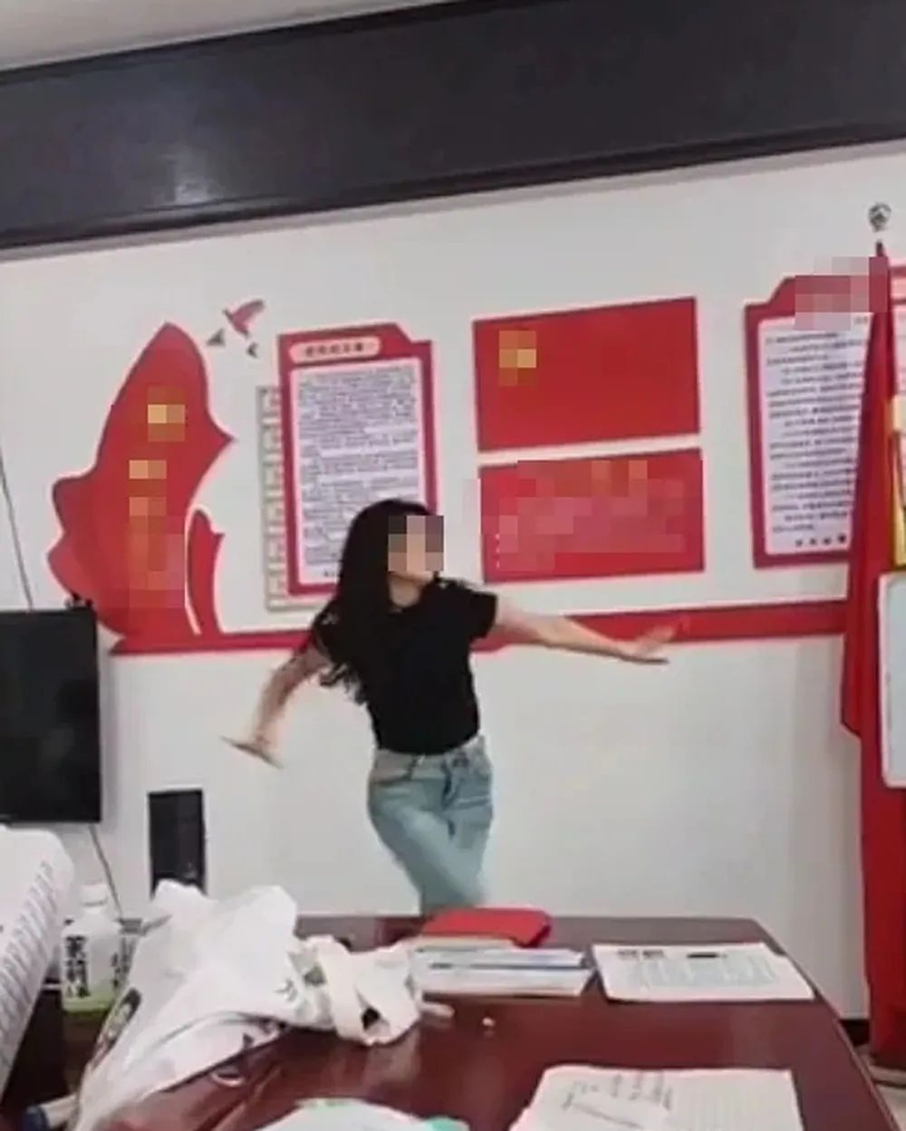 网传政府工作人员上班期间在会议室跳舞?当地通报 网传政府工作人员上班期间在会议室跳舞?当地通报