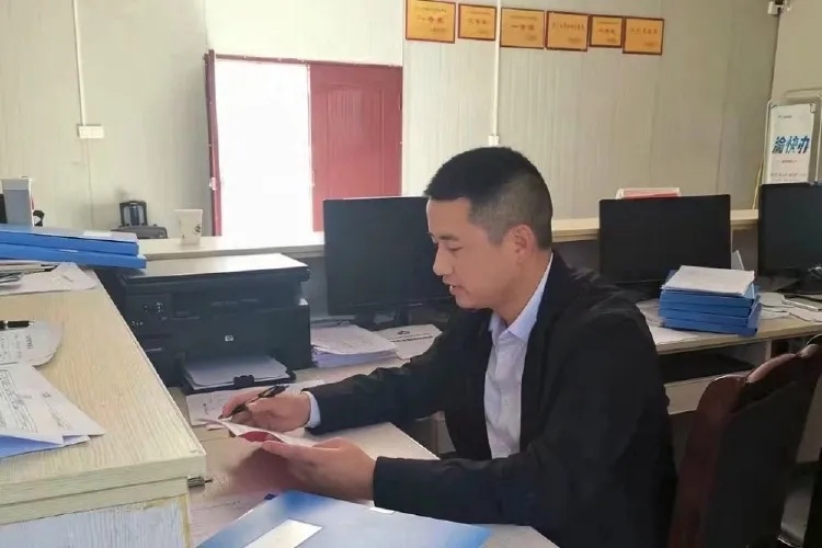 跑完五千米再游一百米 “蓝衣大哥”你这纵身一跃真帅