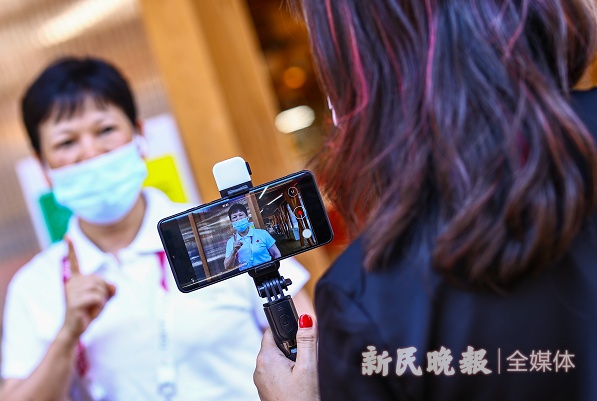 上海阿姨倪夏莲，40年后在巴黎与队友重聚！用沪语吐槽：食堂没肉馒头
