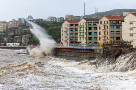 “格美”即将二次登陆，浙江温岭沿海掀起数十米巨浪