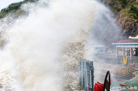 “格美”即将二次登陆，浙江温岭沿海掀起数十米巨浪