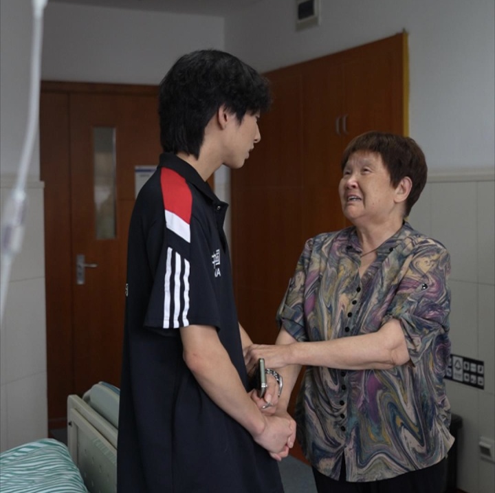 这个19岁的帅小伙，冲上热搜！