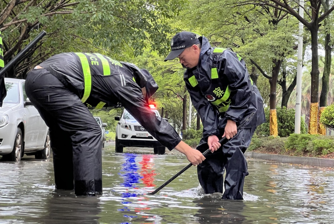 “格美”逼近！福建公安战台风抗暴雨