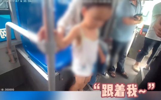 面对走失萌娃,民警输出一连串“夹子音”网友:听不够! 面对走失萌娃,民警输出一连串“夹子音”网友:听不够!