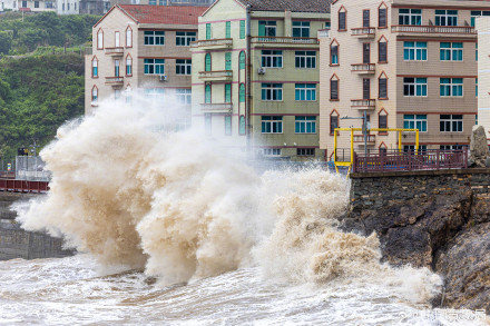 “格美”即将二次登陆，浙江温岭沿海掀起数十米巨浪