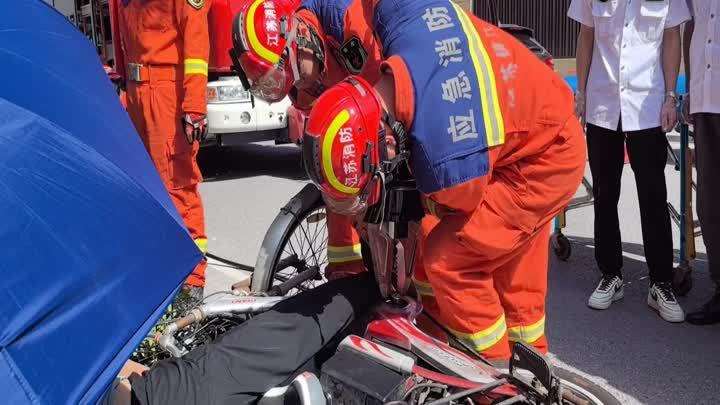 男子脚被卡无法动弹 市民烈日下撑伞守护 男子脚被卡无法动弹 市民烈日下撑伞守护