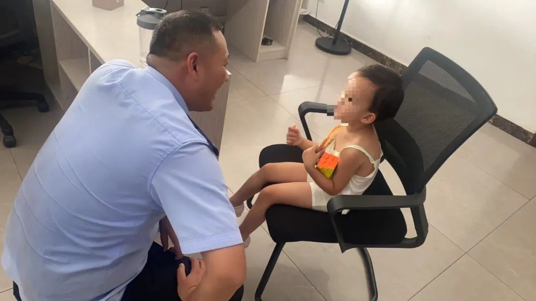 面对走失萌娃,民警输出一连串“夹子音”网友:听不够! 面对走失萌娃,民警输出一连串“夹子音”网友:听不够!