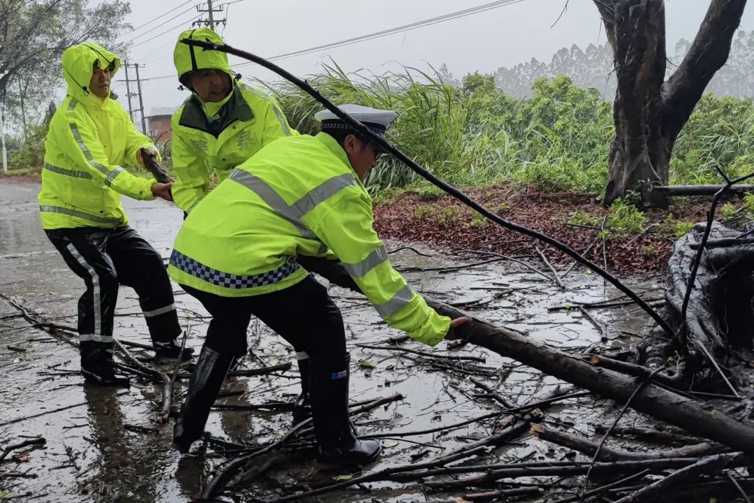 “格美”逼近！福建公安战台风抗暴雨