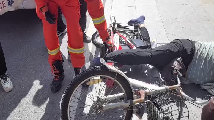 男子脚被卡无法动弹 市民烈日下撑伞守护 男子脚被卡无法动弹 市民烈日下撑伞守护