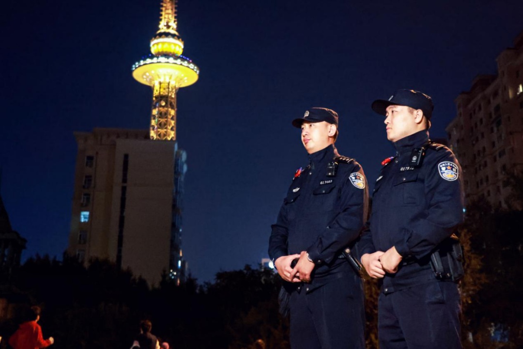 急寻哈尔滨“大个警察”!这是她心里最牵挂的事儿...... 急寻哈尔滨“大个警察”!这是她心里最牵挂的事儿......