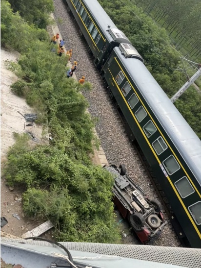 山东诸城一车辆冲下5米多高桥面坠落轨道附近逼停火车,当地回应 山东诸城一车辆冲下5米多高桥面坠落轨道附近逼停火车,当地回应