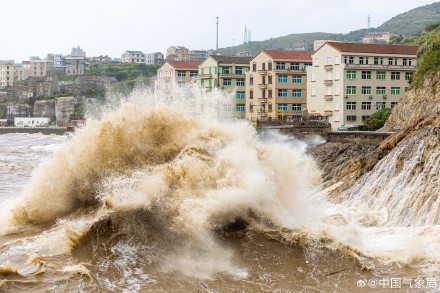 “格美”即将二次登陆，浙江温岭沿海掀起数十米巨浪